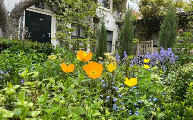 Apple Tree Cottage - discover this charming canal home in our idyllic garden