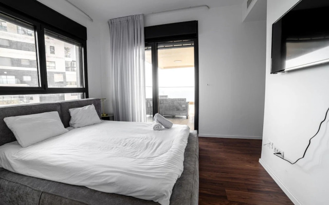 Sea-side 4 BR Apt with Gym
