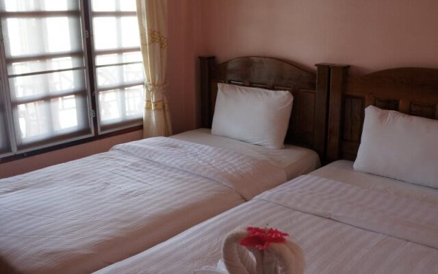 Bann Lamoonaoonkhong Hotel
