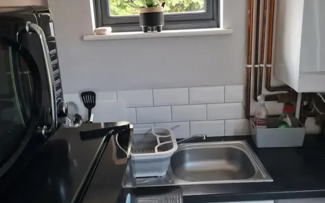 1 Bedroom Annex - 2 Mins From Train Station
