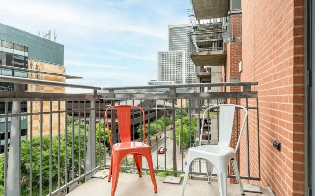 Austin Irresistible 1BD 1BA Downtown Apartment