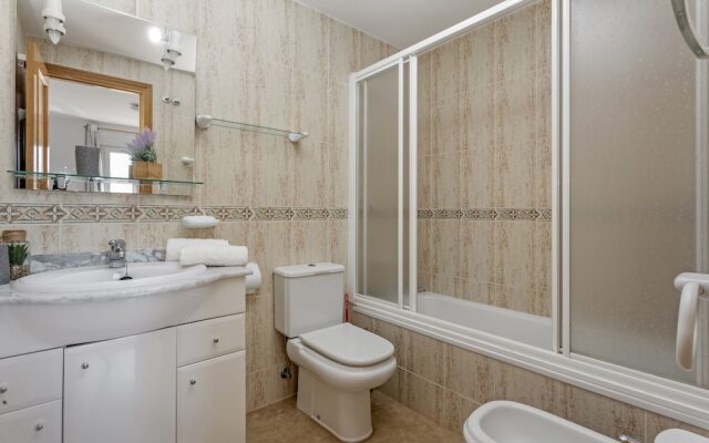 Beautiful 2-Bed first beach line apartment for 6