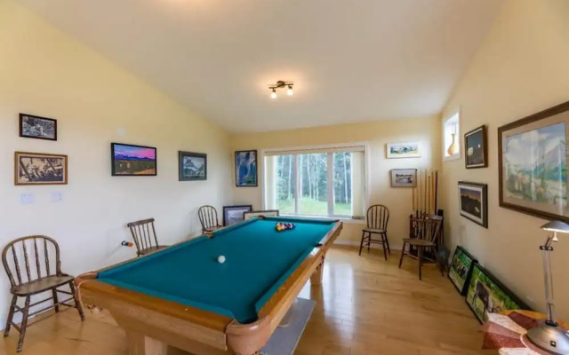 LUXURIOUS 5-Br Acreage | Year-Round Heated Pool & HotTub | Mtn View | Pool Table