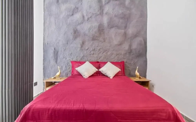 6 BR with Jacuzzi 1 block from LLeras