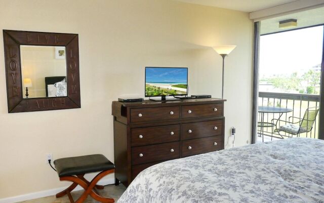 Condo With Pool, View of Clam Bay and Walk to Beach
