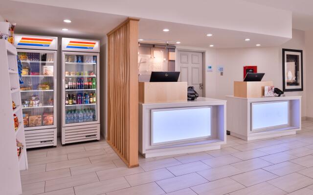 Holiday Inn Express Farmington - Bloomfield by IHG