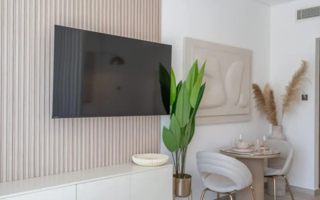 Stylish Studio Sleeps 2 With Balcony