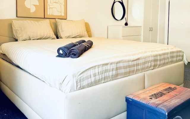 Spacious 7BR Apartment Prime Location