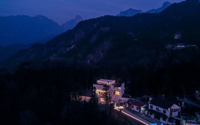 Jiuhua Mountain is Qingshan Mountain Wild Homestay