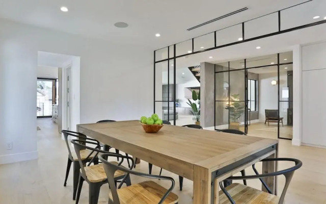 Spacious 5 Bedroom West Hollywood Home With Pool