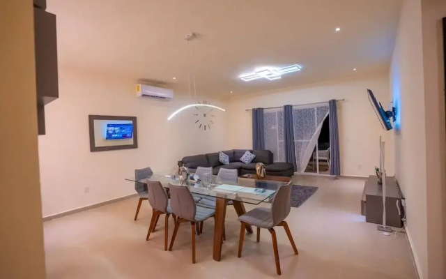 Luxury Apartment With Poll