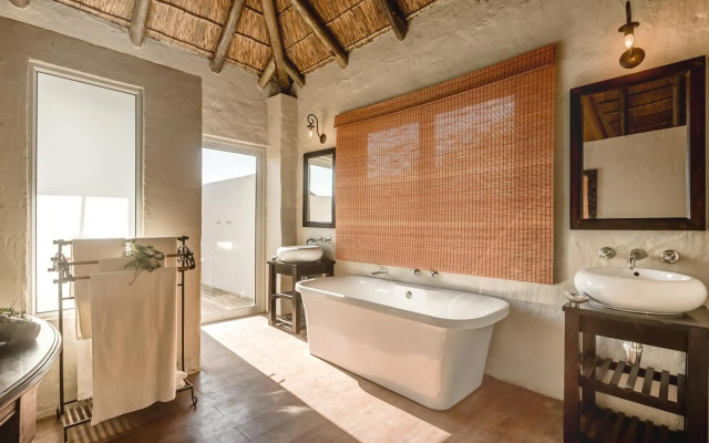 Hlosi Game Lodge - Amakhala Game Reserve