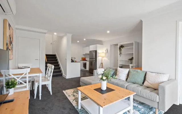 Stylish 1-bed Apartment With Balcony & Pool Access