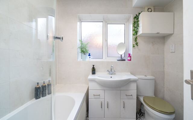 Madika Homes Stunning 2-bed Apartment in Edgware