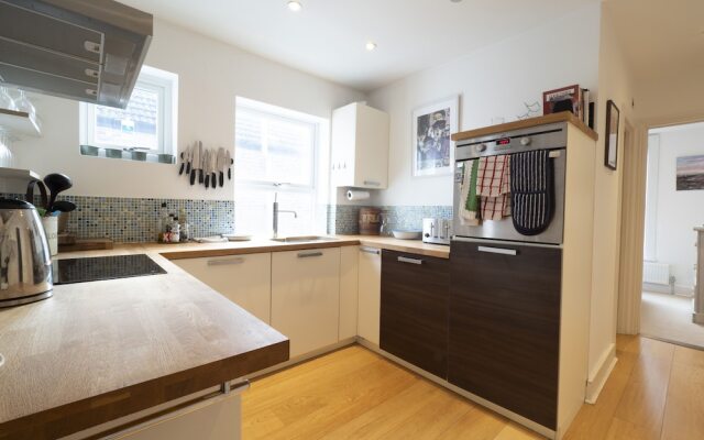 Sail Away - 2-Bed Apartment by the Beach