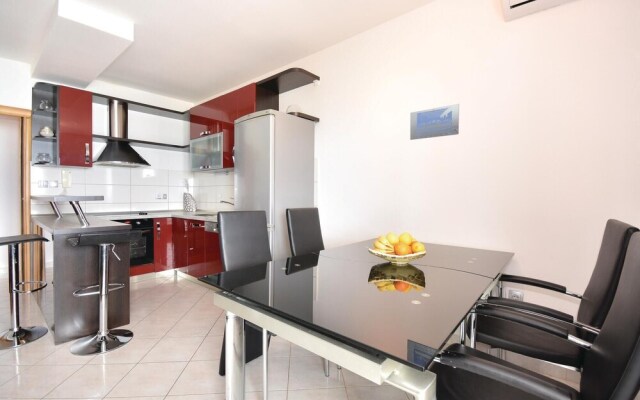 Amazing Home in Podstrana With Wifi and 2 Bedrooms