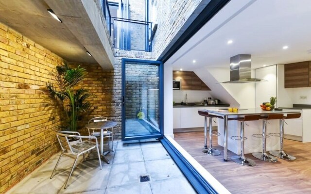 Hotel Style Penthouse Located Close to Central 8