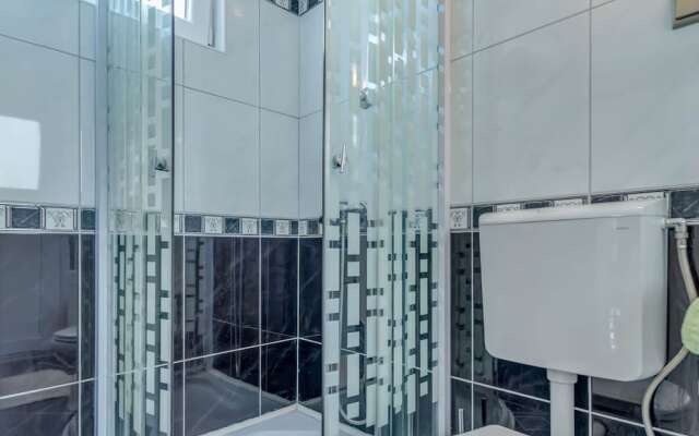 Luxurious Holiday Home in Arbanija with Hot Tub