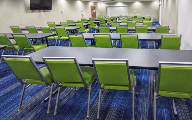 Holiday Inn Express & Suites Moore by IHG