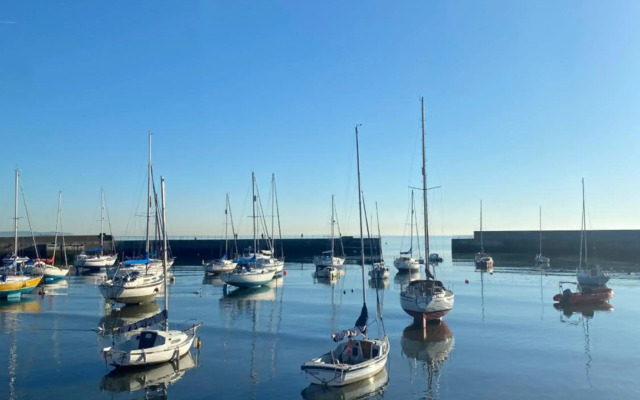 Hugo Mews Bright Studio Apartment