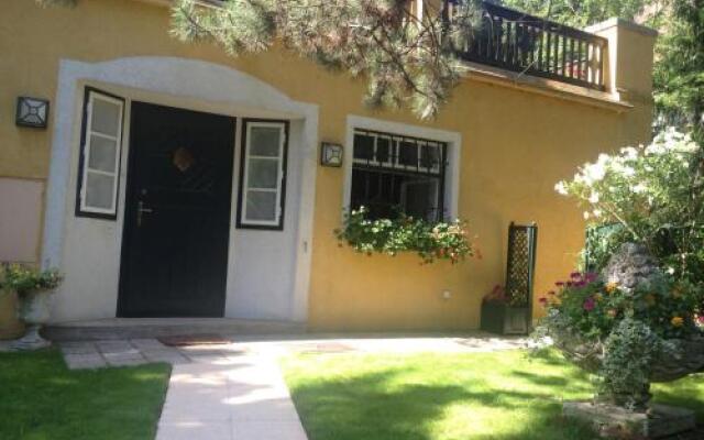 Exquisites Gartenapartment in eleganter Jugendstilvilla