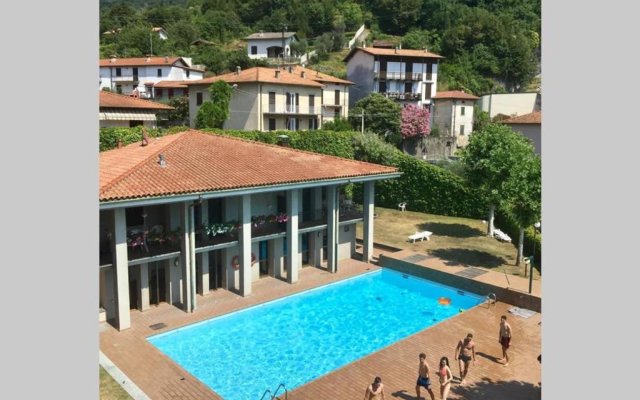 Mamma Ciccia Holiday Home - Front Lake Apartment, beach and swimming pool