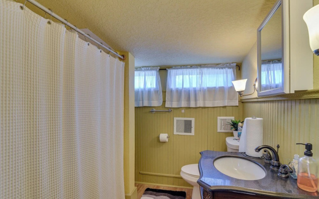 Central Galveston Home < 1 Mi to Beach!
