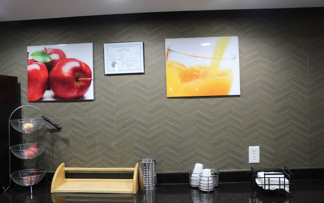 Cardinal Inn & Suites