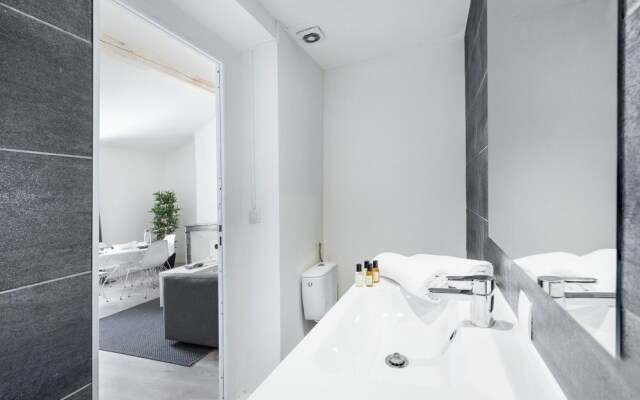 Large 1 Bedroom Apartment "rue de la Loge"!