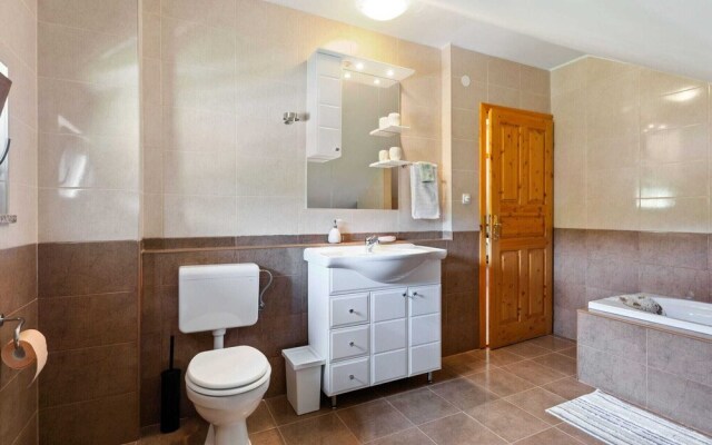 Cosy Apartment in Oto?ac With Balcony