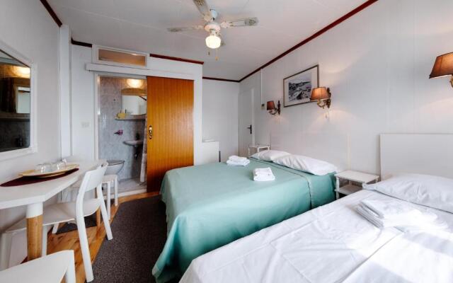 Mira Sea Front Guesthouse