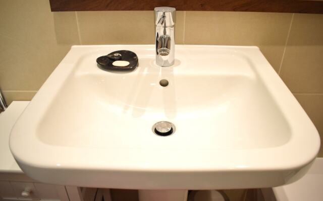 Clean Bright Apartment 7 mins from Central London