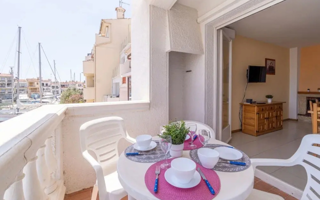 Apartment in Empuriabrava With Lake Views