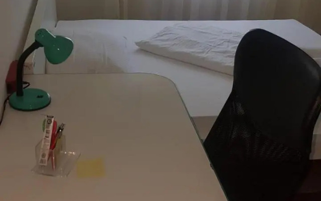 Slatka sobica za dvoje sa upotrebom zajednicke kuhinje i kupaonice