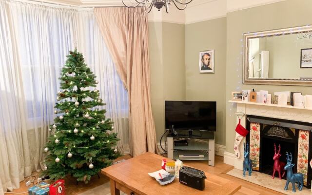 3 Bedroom House With Free Parking