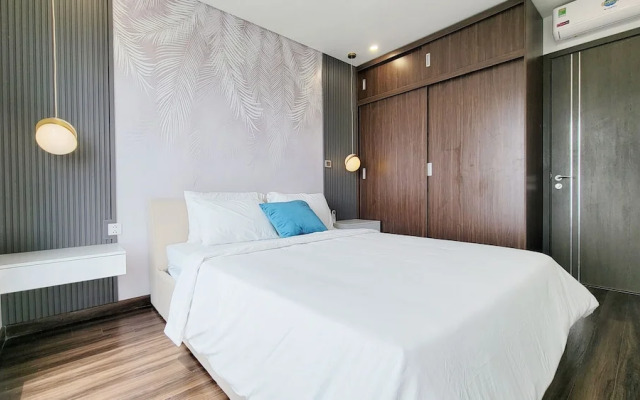 Modern Condo steps from Vincom Plaza