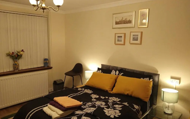 Beautiful 4-bed Apartment in Wolverhampton