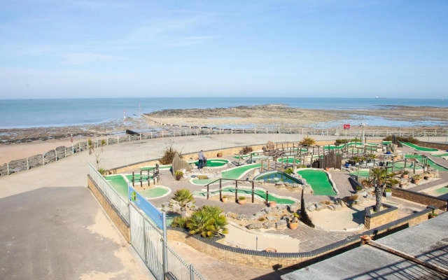 Seascape Retreat with Parking