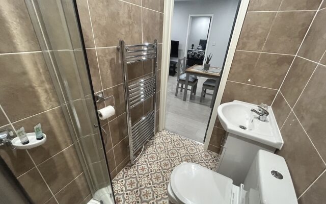Private Luxury Apartment - Free Parking & Wi-fi