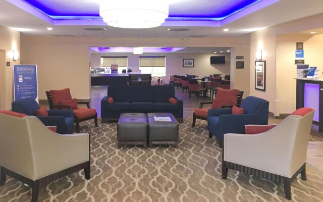 Comfort Inn and Suites Near Six Flags and Medical Center