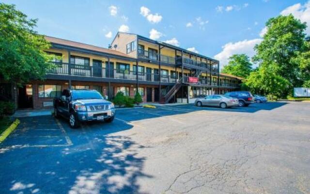 Colonial Inn & Suites