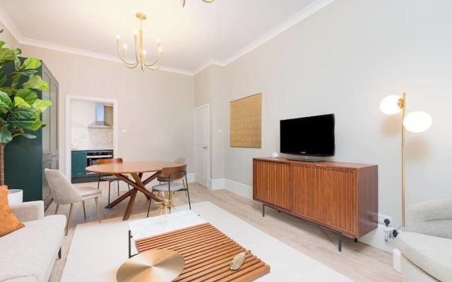 Incredible Hyde Park Apartment PS5