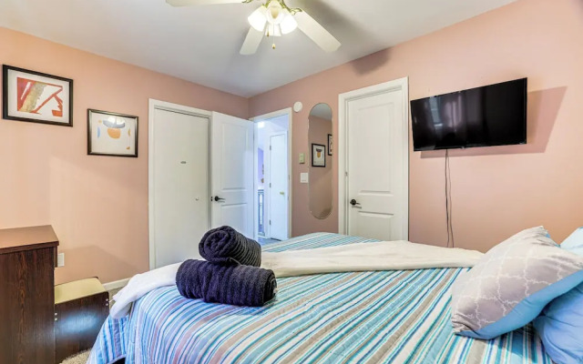 Pocono Getaway: Hot Tub, Community Lake Access!