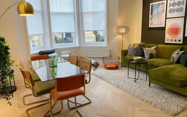Modern and Bright Three Bed Apartment