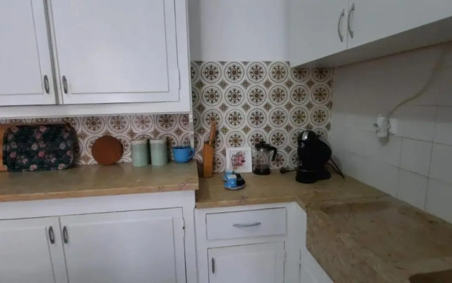 Sunny Terrace Apt, Close to Downtown! 2 Bedroom Flat