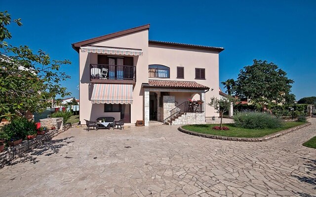 Beautiful Apartment in Valbandon With 3 Bedrooms and Wifi