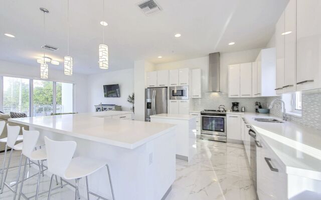 Tri-level Pompano Beach Townhouse by RedAwning