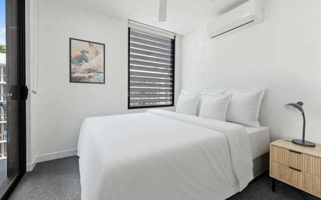 Stylish West End Stay With Rooftop Pool & BBQ – Guest Rooms – Brisbane
