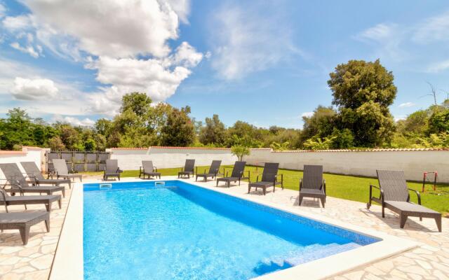 Garden-view Holiday Home in Banjole near Beach & Boat Excursions