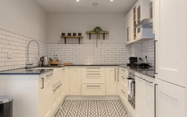 Spacious 1 Bedroom Flat With Garden